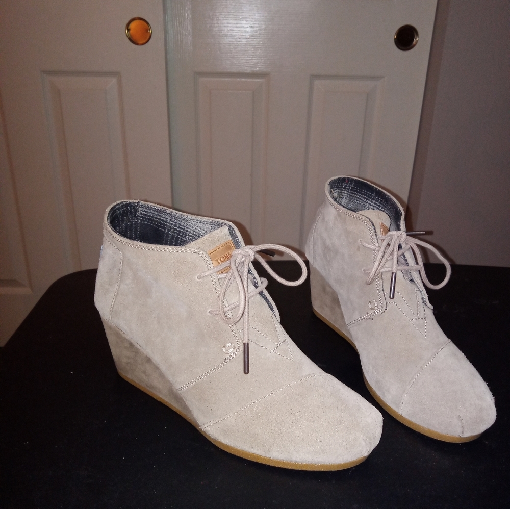 Women's TOMS wedge heel suede ankle boots Size 8.5